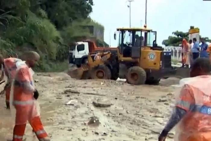 Agentes da prefeitura trabalham para retirar nova lama que escorregou atÃ© a via