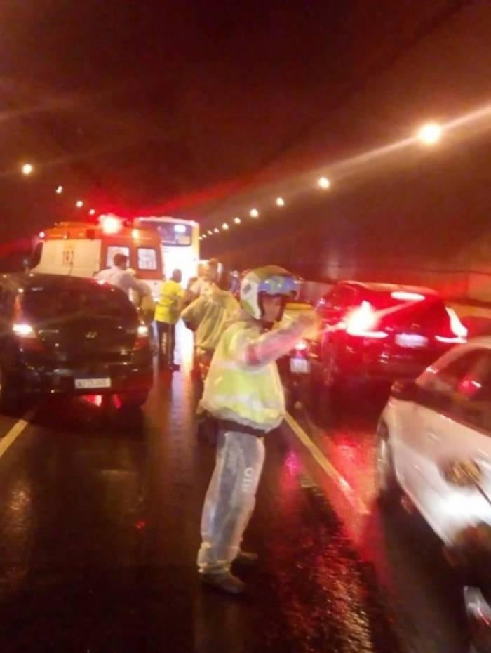 Acidente deixa uma pessoa morta no TÃºnel RebouÃ§as e cidade entra em estÃ¡gio de atenÃ§Ã£o