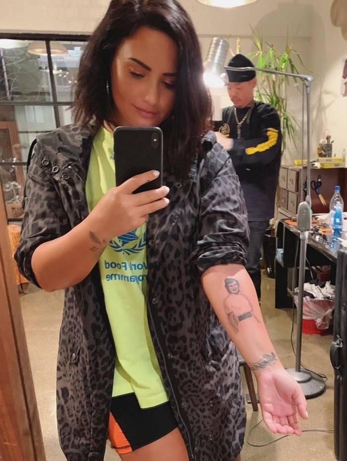 Demi Lovato faz tatuagem em homenagem a bisavó
