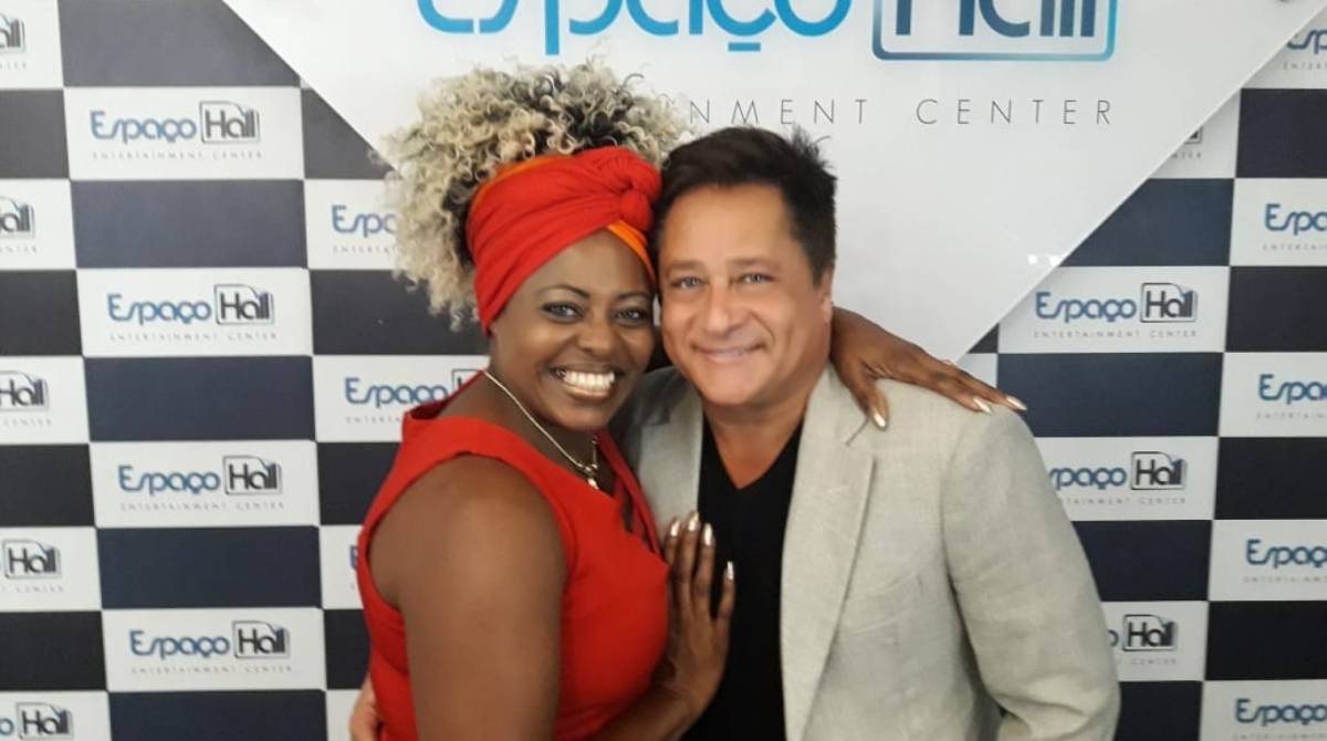 Cleusa Cruz conhece o sertanejo Leonardo no Espaço Hall