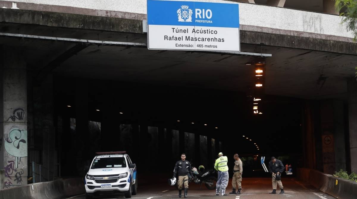 T&uacute;nel Ac&uacute;stico foi liberado no sentido S&atilde;o Conrado. T&eacute;cnicos seguem trabalhando para reabri-lo no sentido Lagoa - Gilvan de Souza / Ag&ecirc;ncia O Dia