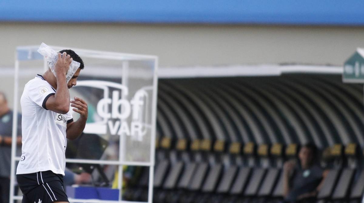 Diego Souza deixa o campo após levar a pior em dividida  -  ADALBERTO MARQUES/DIA ESPORTIVO/ESTADÃO CONTEÚDO