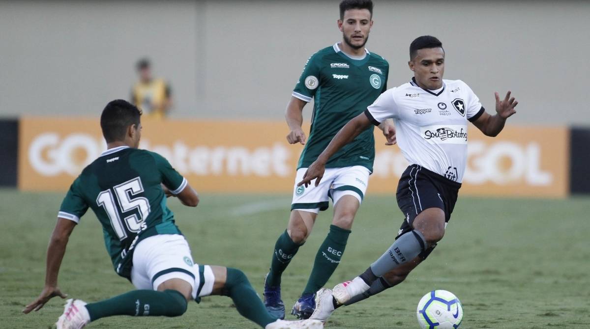Erik do Botafogo disputa lance com Guedes do Goiás durante partida entre Goiás e Botafogo pela 5ª rodada do Campeonato Brasileiro 2019 no Estádio Serra Dourada, neste domingo 19.