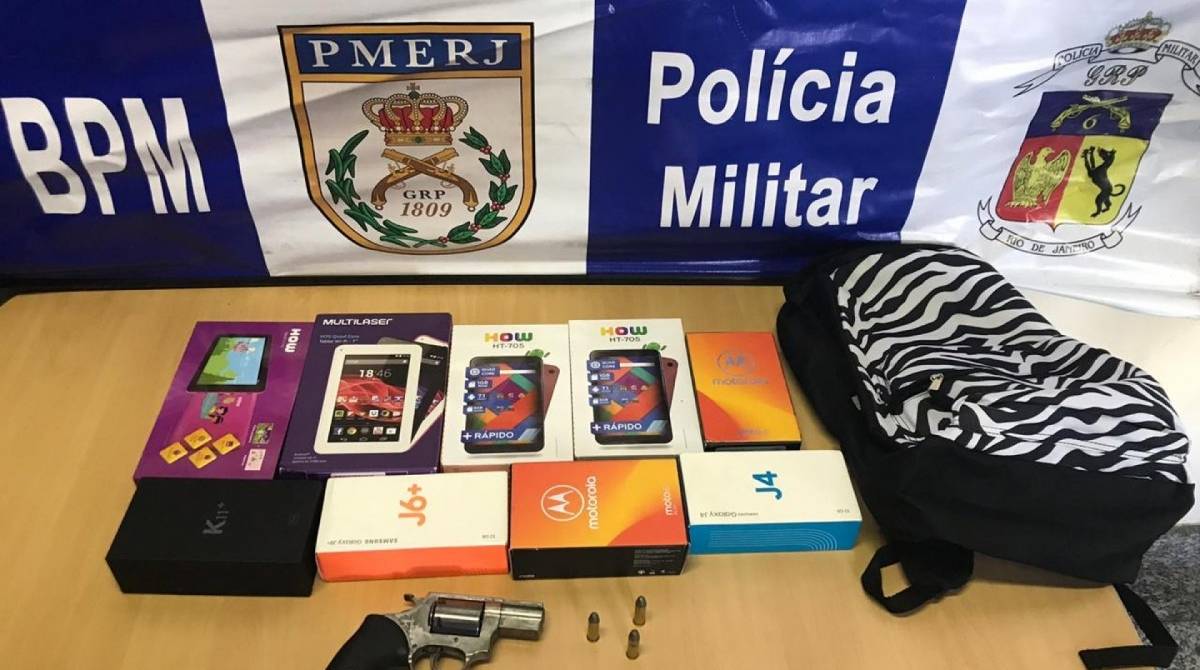 Dupla foi presa e celulares roubados das Lojas Americanas da Rua Mariz e Barros, na Tijuca, foram recuperados - Divulgação