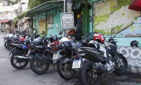 Milicianos e traficantes extorquem mototaxistas em comunidades do Rio