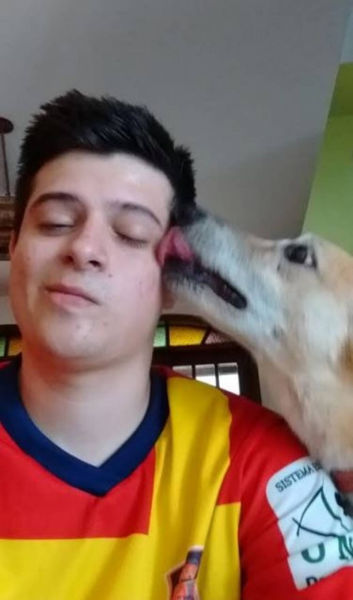 Cicero ganha um lambeijo da Mel