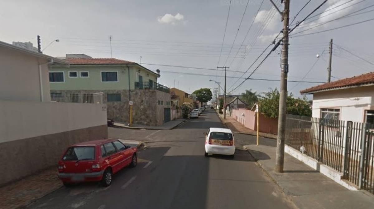 Crianças dirigiram até serem abordados na rua Curuzu, em Botucatu - Reprodução Google Street View