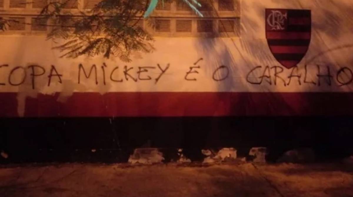 Muros da sede do Flamengo foram pichados - ReproduÇÃO