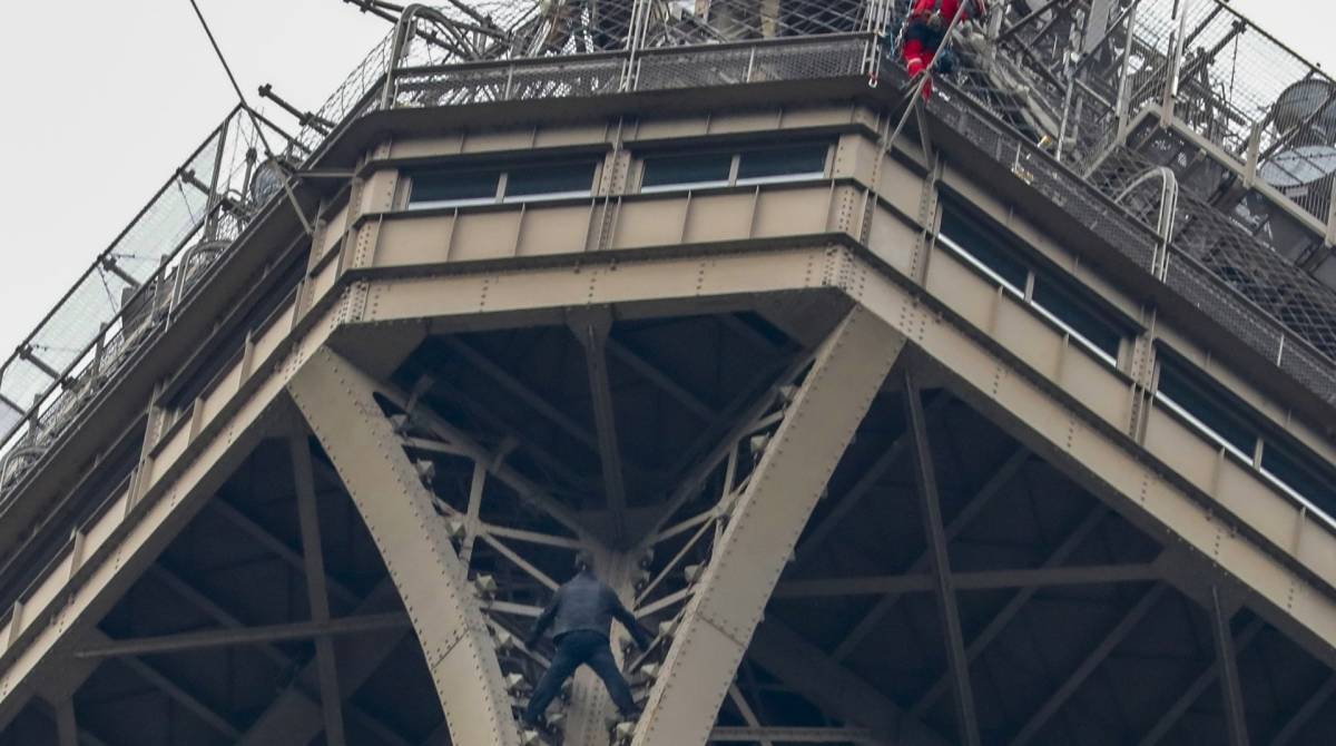 Homem escala a Torre Eiffel - AFP