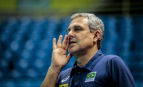 José Roberto Guimarães e Renan Dal Zotto seguem no comando das seleções de vôlei
