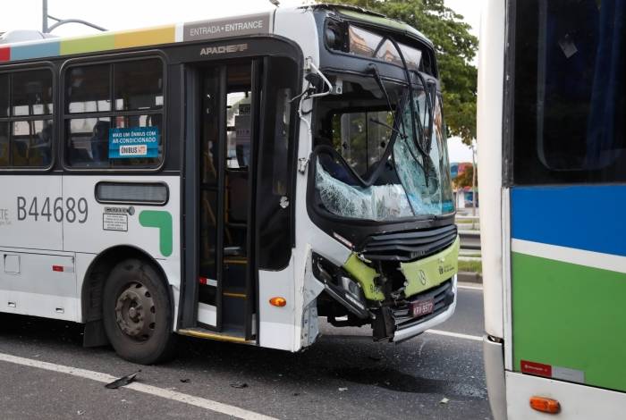Ônibus colidiram na Via Binário