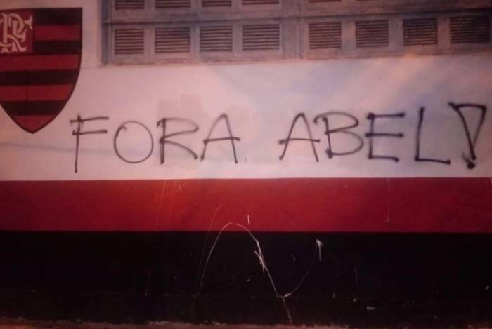 Muros da se do Flamengo foram pichados