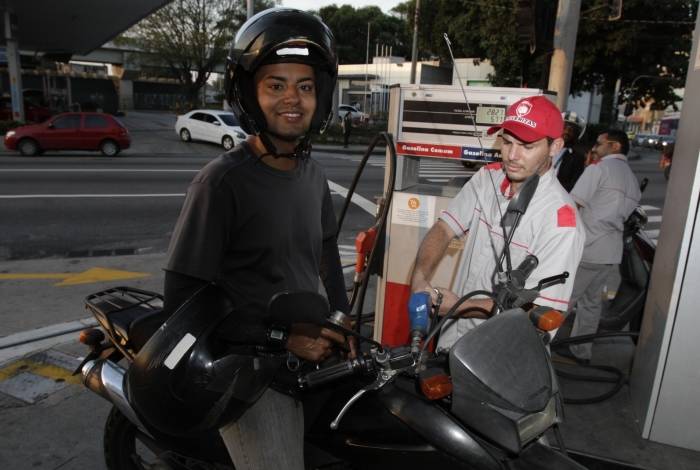 O motociclista Rafael Mota virou cliente 'de carteirinha' de um posto na Praça da Bandeira, na Zona Norte