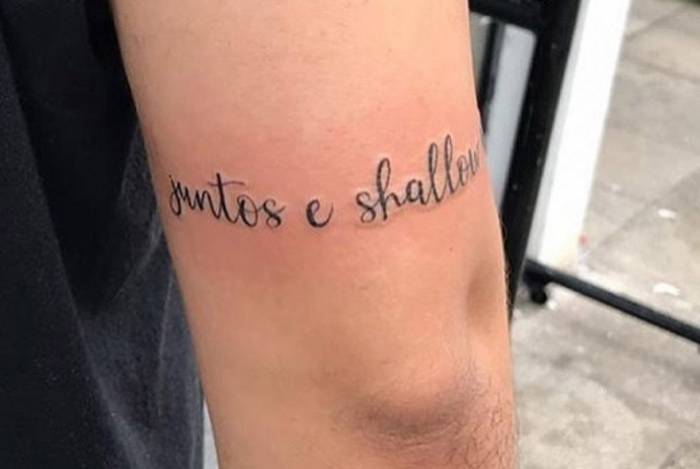 O produtor Murilo Caldas, do Espírito Santo, fez uma tatuagem com a inscrição 'Juntos e Shallow Now'