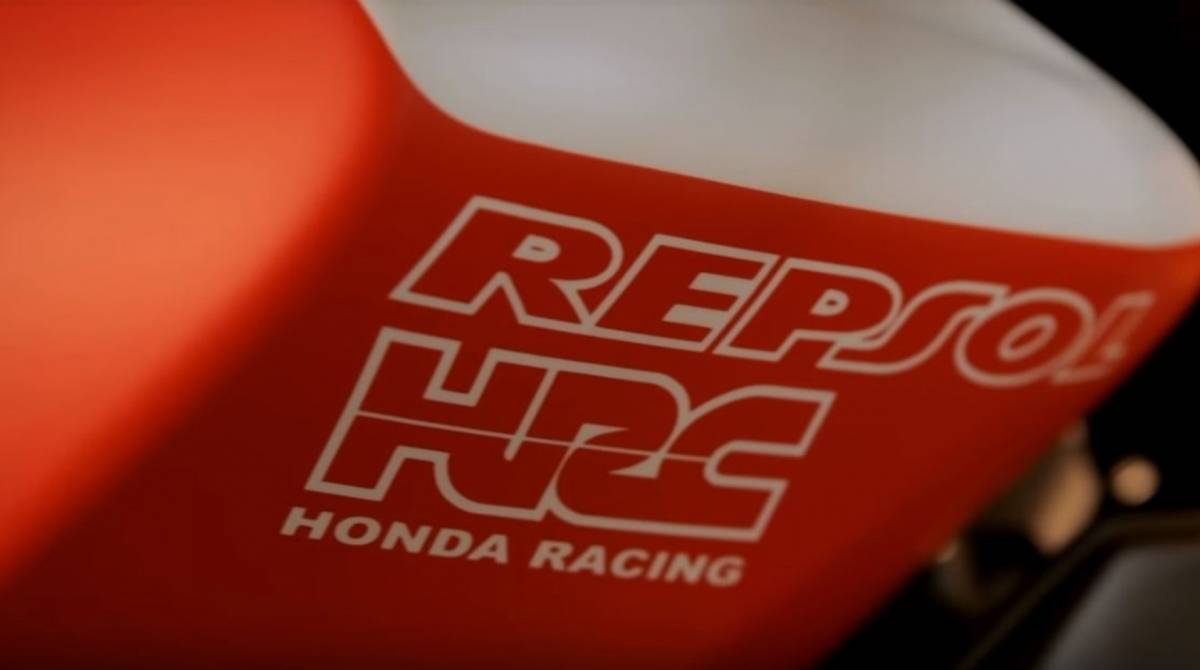 Modelo traz grafismos alusivos à equipe de Dani Pedrosa na competição de motovelocidade