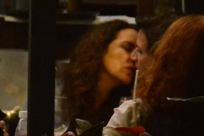 Ana Carolina beija a namorada, Chiara Civello