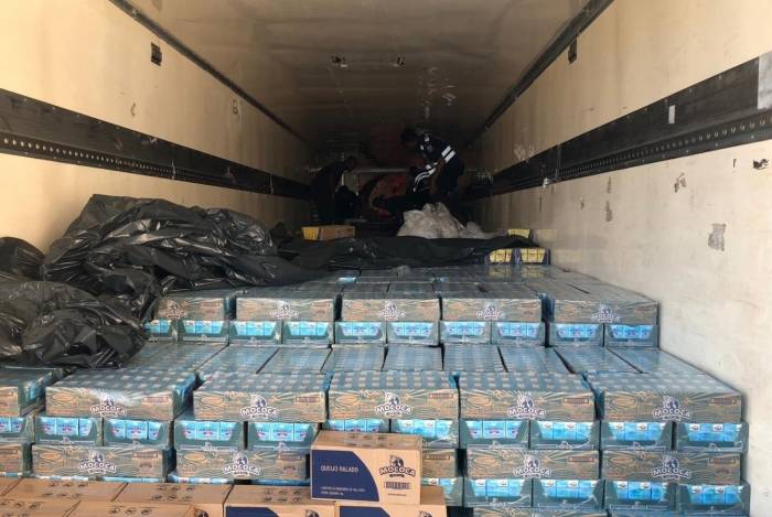 Barreira Fiscal apreende carga de leite roubada e prende seis homens em Itatiaia