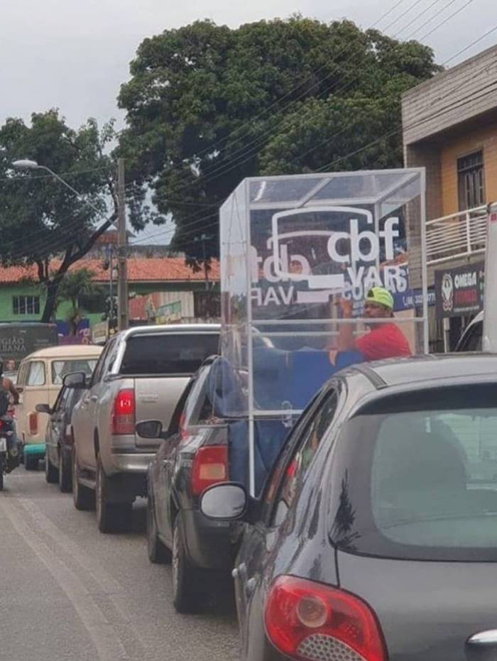 Cabine do VAR chama atenção nas ruas de São Luís