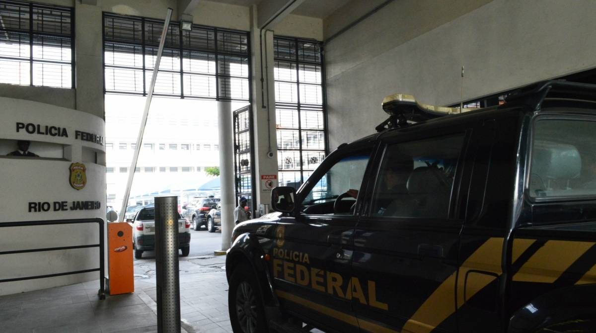 5-23-9--20 - AGÊNCIA DE NOTÍCIAS/PARCEIRO - A Polícia Federal realiza operação Nêmesis nesta quinta-feira (23), contra crimes de produção, armazenamento e distribuição de material pornográfico envolvendo crianças e adolescentes. Ao todo, a PF cumpre 28 mandados de busca e apreensão em oito estados, contra a exploração sexual infantil. Foto: Paulo Carneiro/Parceiro/Agência O Dia