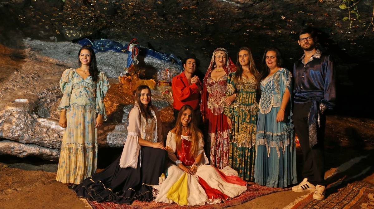 CADERNO D - DIVERSÃO - Festa de Santa Sara Kali com participação de Elimar Santos e a sigana Miriam Stanescon no Paruqe Garota de Ipanema no Arpoador. Foto: Daniel Castelo Branco / Agência O Dia