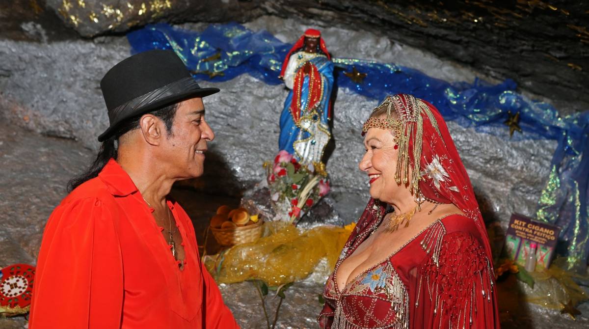 CADERNO D - DIVERSÃO - Festa de Santa Sara Kali com participação de Elimar Santos e a sigana Miriam Stanescon no Paruqe Garota de Ipanema no Arpoador. Foto: Daniel Castelo Branco / Agência O Dia