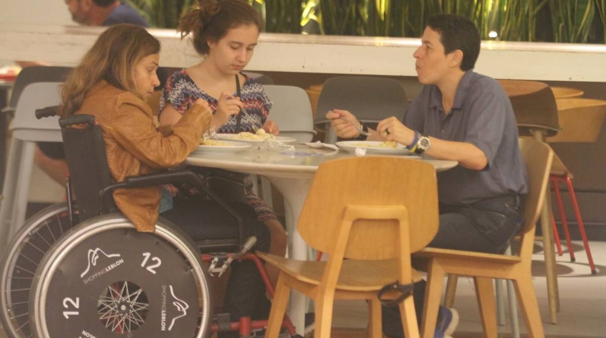 Em uma cadeira de rodas, Claudia Rodrigues faz rara aparição em shopping no Rio