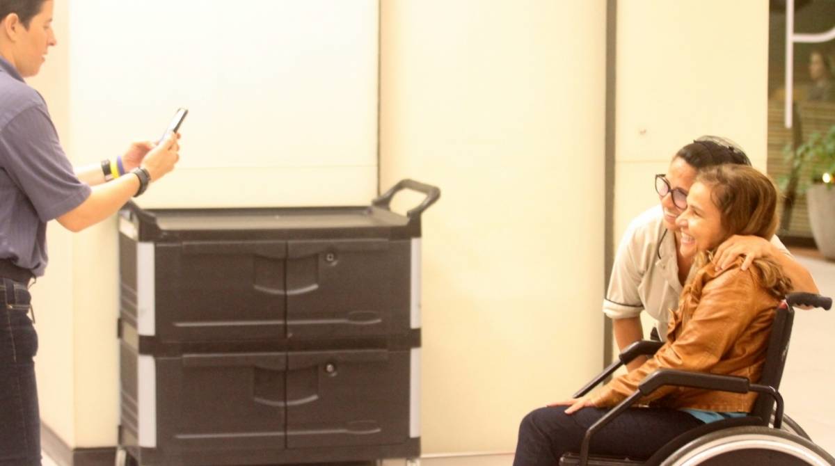 Em uma cadeira de rodas, Claudia Rodrigues faz rara aparição em shopping no Rio