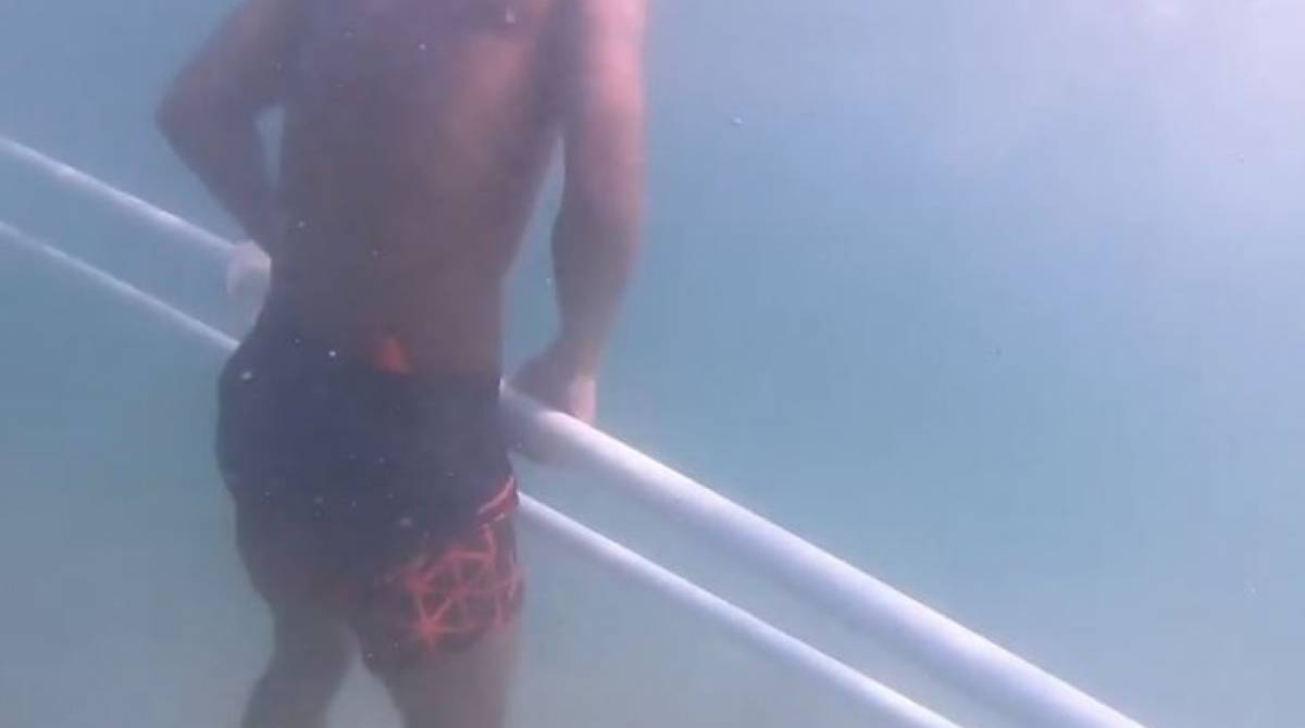 Surfista tenta retirar parte da estrutura da ciclovia Tim Maia do fundo do mar - ReproduÃ§Ã£o / Internet