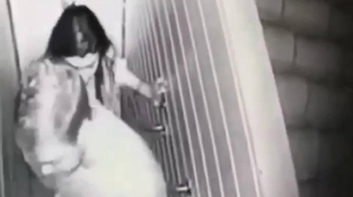 Mariana Ferrer sendo levada pela m&atilde;o por um homem 