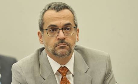 Com imagem de uma arma escondida em bíblia, Weintraub ironiza caso de Ribeiro