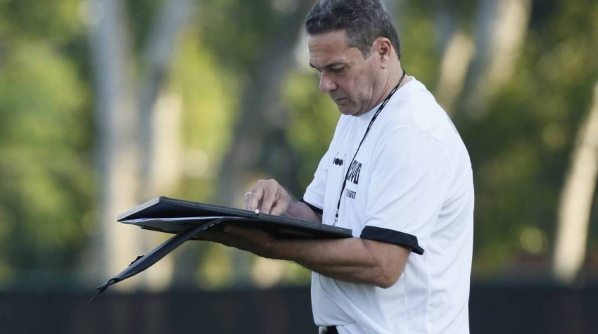 Vanderlei Luxemburgo consulta suas anotações: apelo à torcida - Rafael Ribeiro / Vasco