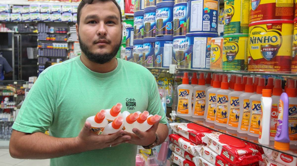 Com medo da chikungunya, o jovem Daniel Nogueira, de 26 anos, providenciou um verdadeiro estoque de repelentes para sua família - Armando Paiva / Agência O Dia