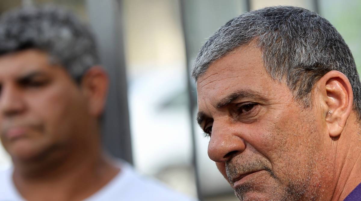 Os irm&atilde;os de S&eacute;rgio, Almir (ao fundo) e Sidnei Ramos Rohan - Luciano Belford / Ag&ecirc;ncia O Dia