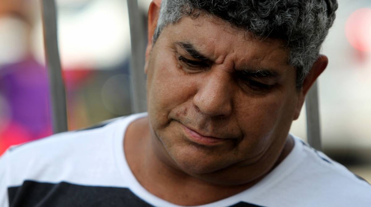 Rio de Janeiro 24/05/2019 - Um policial militar aposentado e o filho foram mortos, no fim da noite desta quinta-feira, durante uma tentativa de assalto em S&atilde;o Gon&ccedil;alo, na Regi&atilde;o Metropolitana do estado. O sargento reformado Sergio Ramos Rohan, de 66 anos, e o filho, Luan S&eacute;rgio da Silva Ronan, 24, foram abordados por bandidos na Rua Manuel Martins, em Lagoinha, perto de casa. Na foto acima o irmao da vitima Almir Ramos Rohan. Foto: Luciano Belford/Agencia O Dia