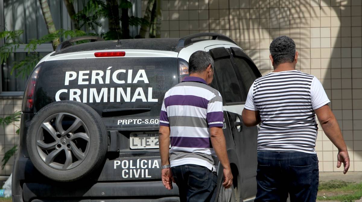 Rio de Janeiro 24/05/2019 - Um policial militar aposentado e o filho foram mortos, no fim da noite desta quinta-feira, durante uma tentativa de assalto em S&atilde;o Gon&ccedil;alo, na Regi&atilde;o Metropolitana do estado. O sargento reformado Sergio Ramos Rohan, de 66 anos, e o filho, Luan S&eacute;rgio da Silva Ronan, 24, foram abordados por bandidos na Rua Manuel Martins, em Lagoinha, perto de casa. Na foto acima parentes da vitima no IML de Sao Goncalo. Foto: Luciano Belford/Agencia O Dia