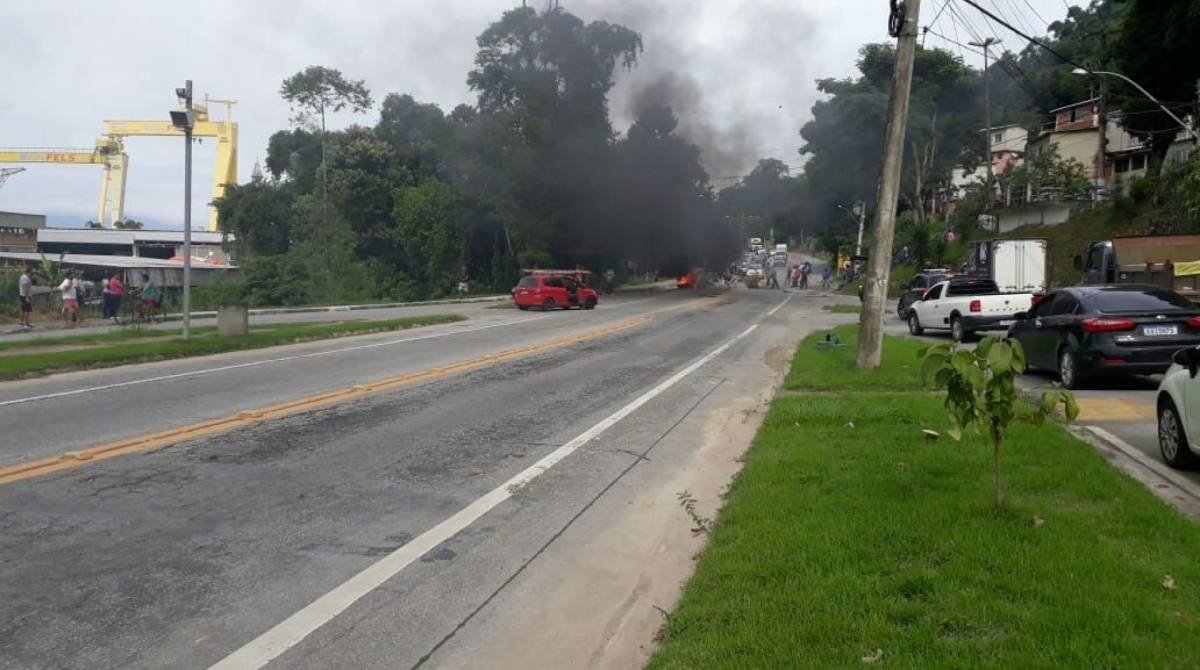 Moradores da comunidade da Lambicada, em Angra dos Reis, protestam na BR-101 com corpos na via - Divulgação/PRF