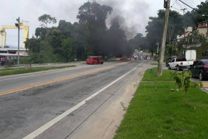 Moradores da comunidade da Lambicada, em Angra dos Reis, protestam na BR-101 com corpos na via