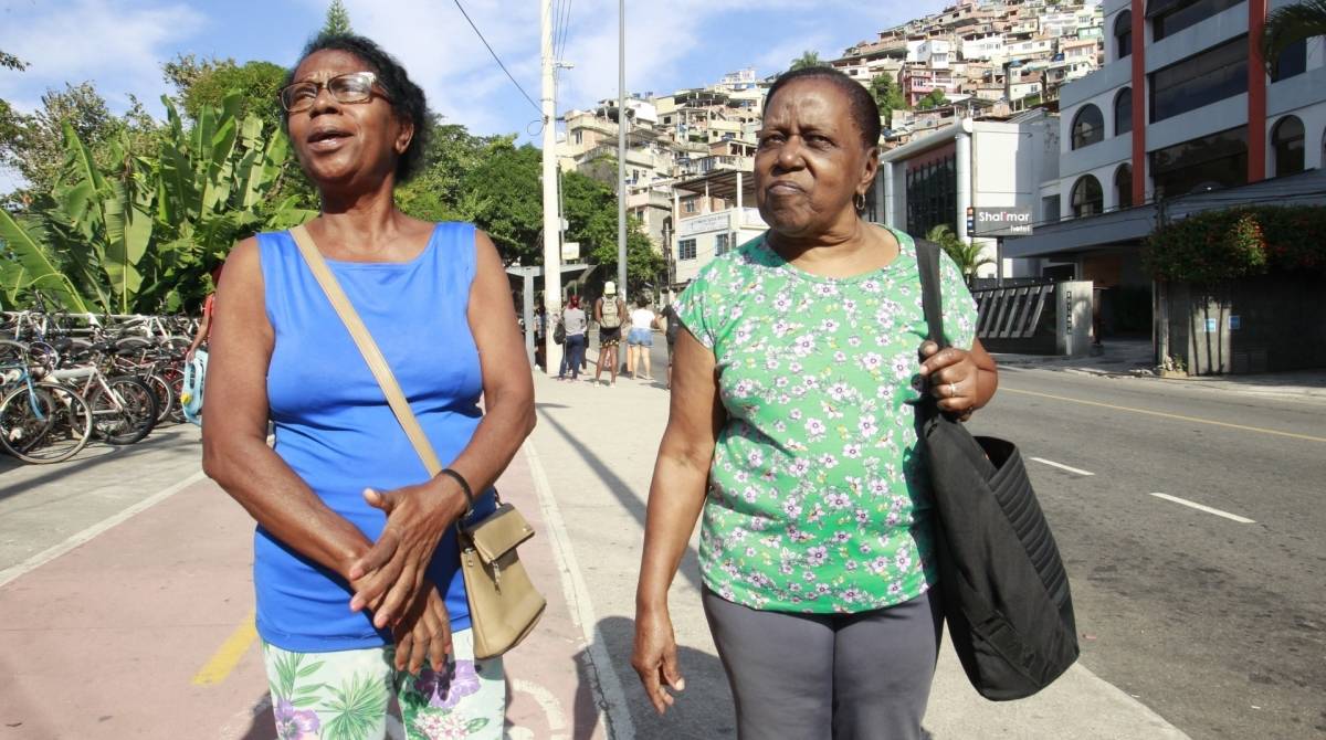 Ministério Público do RJ pede interdição da Avenida Niemeyer por risco de deslizamentos.Na foto,(esq),Conceição do Nascimento e a amiga Valentina Almeida.