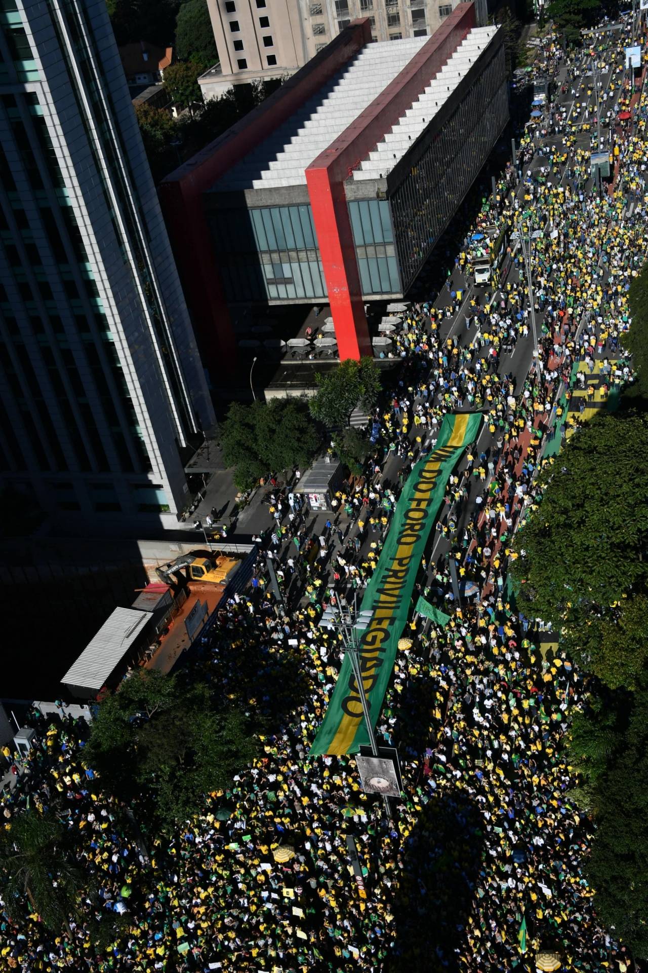 Supporters of Brazilian President Jair Bolsonaro demonstrate along Paulista Avenue in Sao Paulo on May 26, 2019 to shore up the ultraconservative government as it faces growing opposition, while marches are planned across Brazil. - Bolsonaro, who took power in January on a promise to revive Latin America's biggest economy, has seen his popularity plunge as rising unemployment and education spending freezes fuel opposition to his administration, which is plagued by infighting. (Photo by Nelson ALMEIDA / AFP)