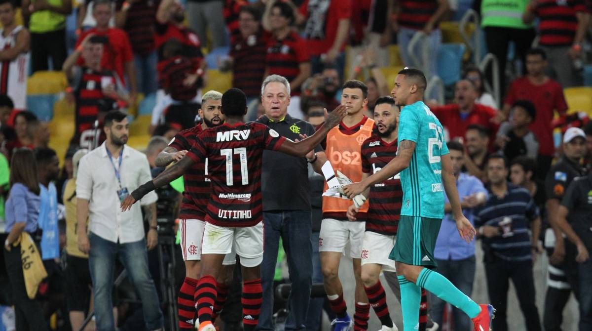 Rio de Janeiro (RJ), 26/05/2019, FLAMENGO X ATLETICO PR - Jogadores comemoram a vitoria junto do treinador Abel Braga, apos partida valida pela 6a rodada do Campeonato Brasileiro, Tijuca, zona norte do Rio de Janeiro.Foto: Armando Paiva / Agência O Dia Flamengo, Atletico PR, Campeonato Brasileiro, Maracana, Rio de Janeiro