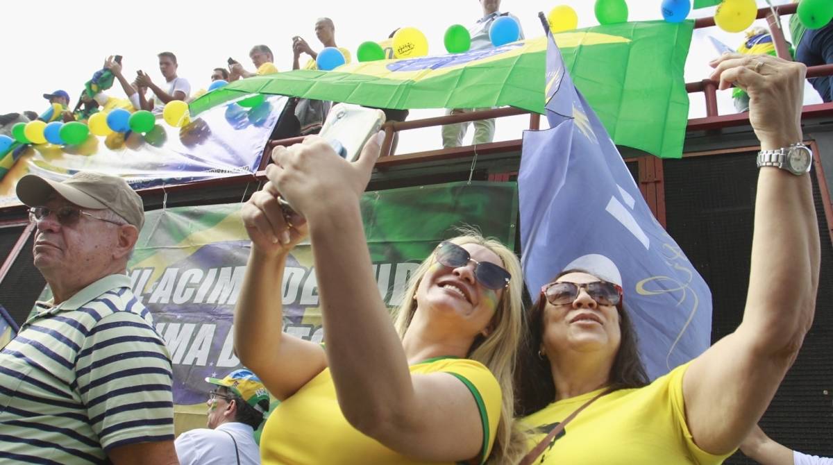 Manifestações em apoio ao governo Bolsonaro acontecem em todo Brasil Atos defendem propostas como pacote anticrime e reformas da Previdência e ministerial. Na foto, (esq), Gynna Melo e sua amiga, Gilvana Delfino.