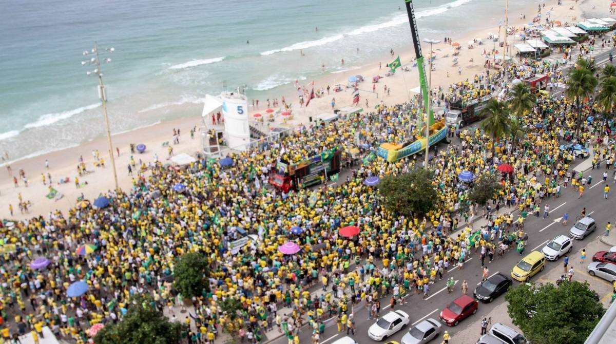 Manifestantes realizam ato em apoio ao governo do presidente Jair Bolsonaro na orla de Copacabana - César Sales/Am Press e Images/Estadão Conteúdo