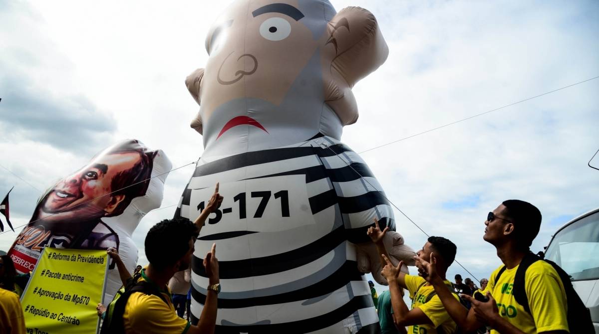 O boneco batizado de Pixuleco foi inflado