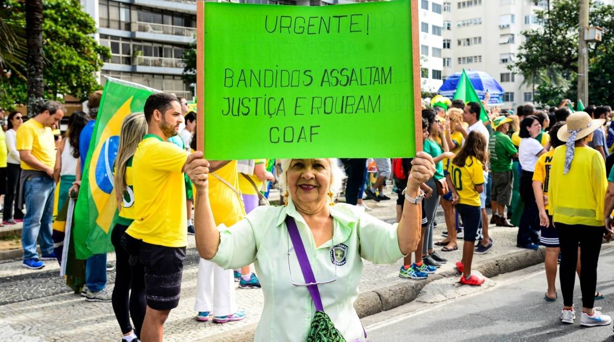 Manifestantes pedem que o Coaf fique no Minist&eacute;rio da Justi&ccedil;a