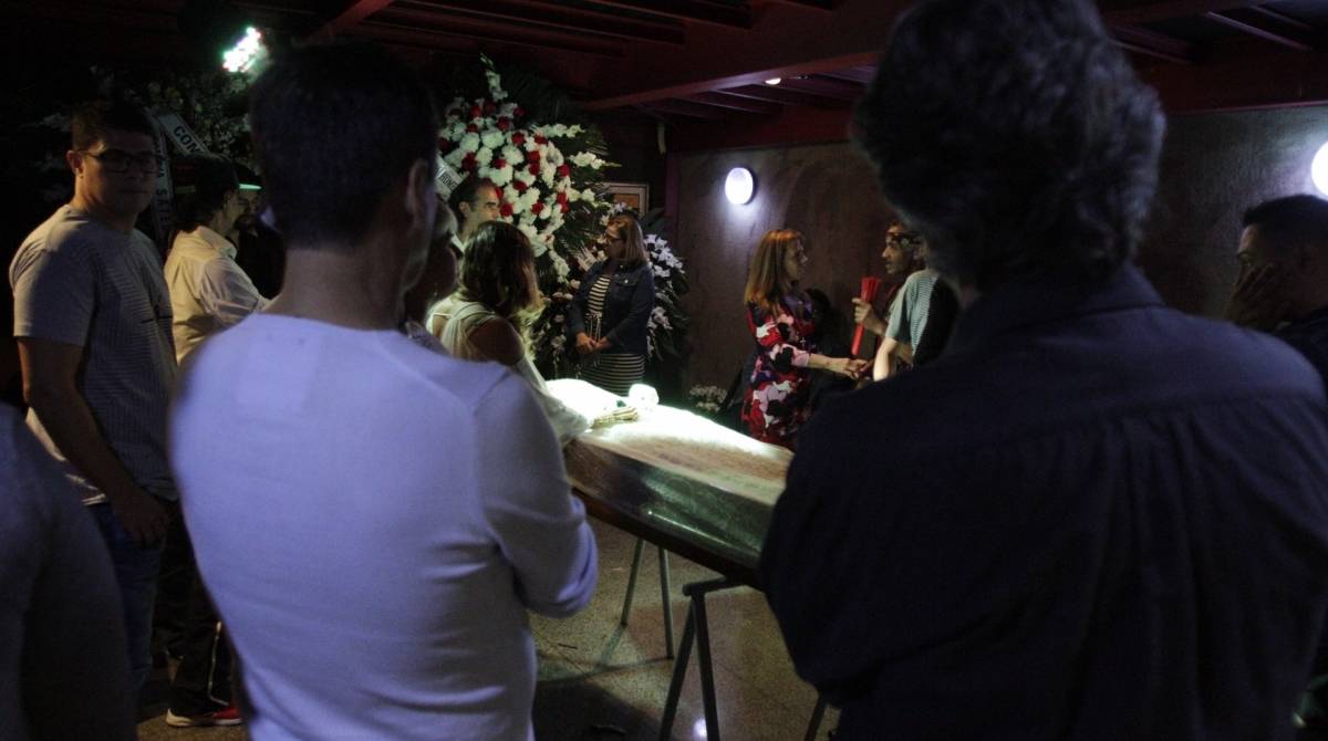 Rio,26/05/2019- Leblon- Velório de Lady Francisco, a atriz foi velada no Teatro Leblon, na sala Fernanda Montenegro . Na foto, amigos e parentes no velório da atriz . Foto: Cléber Mendes/Agência O Dia