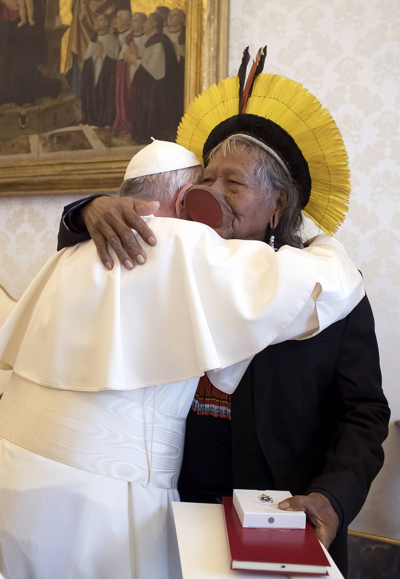 Papa Francisco abraça o líder indígena do Brasil Raoni Metuktire durante uma audiência privada no Vaticano - Handout / Vatican media/ AFP