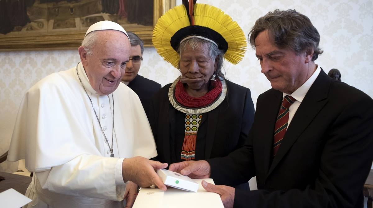 Papa Francisco troca presentes do líder indígena brasileiro Raoni Metuktire durante audiência no Vaticano