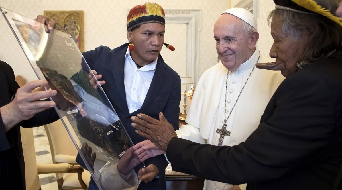 Papa Francisco troca presentes com o cacique Raoni Metuktire e outros líderes indígenas da reserva do Xingu durante uma audiência no Vaticano