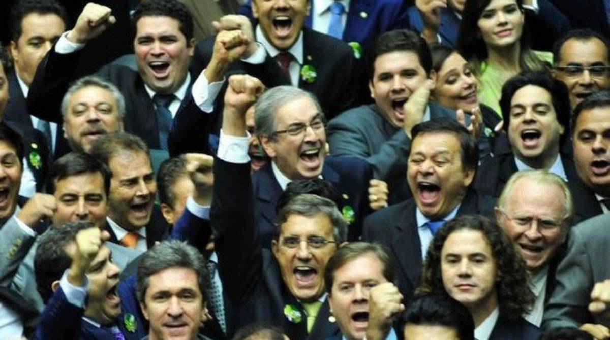 Aliados comemoram com Eduardo Cunha a eleição à Presidência da Câmara em 2015: a volta do Centrão