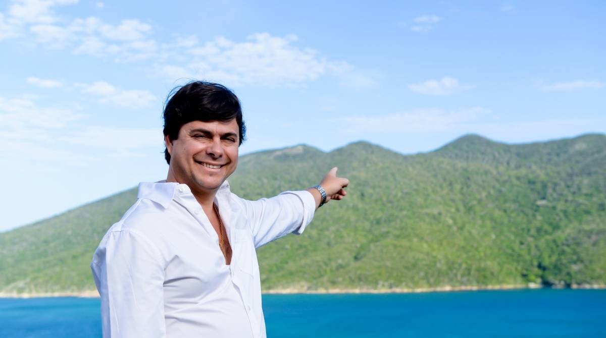 Escritor aponta para local onde caiu o Zeppelin americano  - Acervo de Leandro Miranda